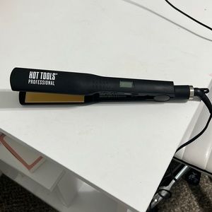Hot Tools 1.25” Ceramic Digital Flat Iron Straightener